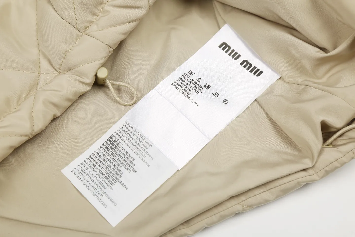 P330 White background picture [Popular item] Style number: 24373# Color: Khaki Apricot Size: S-XL -MiuMiu/MiuMiu 2024aw Autumn and winter hot new logo embroidered lapel three-zip rhombus plaid imitation feather jacket jacket - Ingenuity restoration 4-needle encrypted quilting embroidery three-in-one imitation feather cotton The board is straight and not bloated - Double-layer composite patch Hand-made counter-embroidery Laminated light gold Y-tooth brand zipper - Special shaped cloth foil for collar Correct 7 cm cylindrical windproof cuffs Closed cuffs with one-to-one stacking in front of the car - Miu style outfit 2024 new autumn and winter products Adopt classic diamond pattern quilting design Three-in-one imitation down cotton Light and thin sheets are positive The thermal insulation coefficient is also online Earth desert khaki apricot Maillard wind is full of relaxation to set off a warm autumn and winter atmosphere The collar is made of contrasting corduroy, which is warm and comfortable. The loose silhouette is both comfortable and easy to layer. The slightly gathered design of the cuffs and hem effectively locks in temperature.